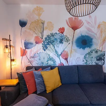 Liftquartier Mit Kamin Und Balkon דירה *